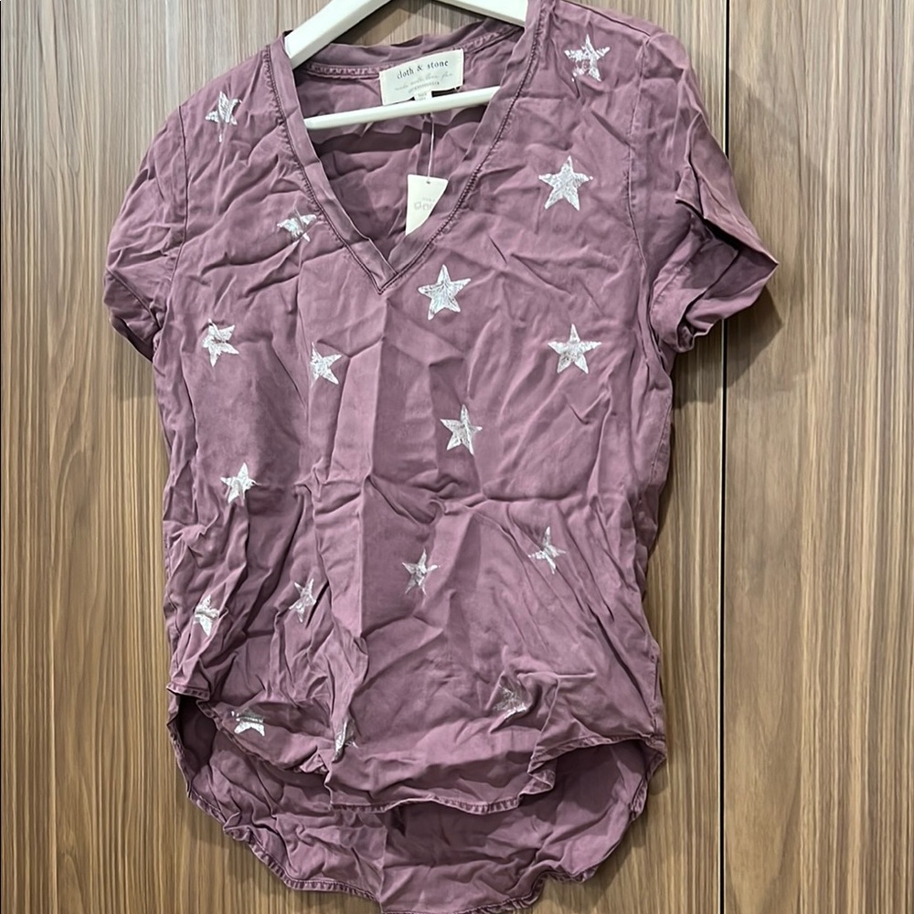 Cloth and Stone Star-Embellished V-Neck Top in Mauve